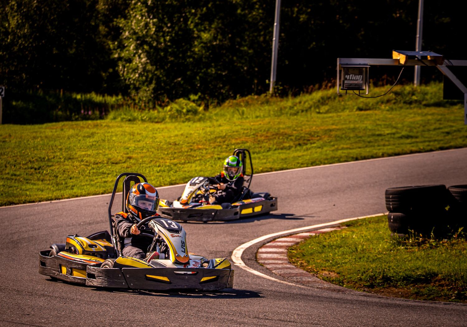 Barn som kjører gokart