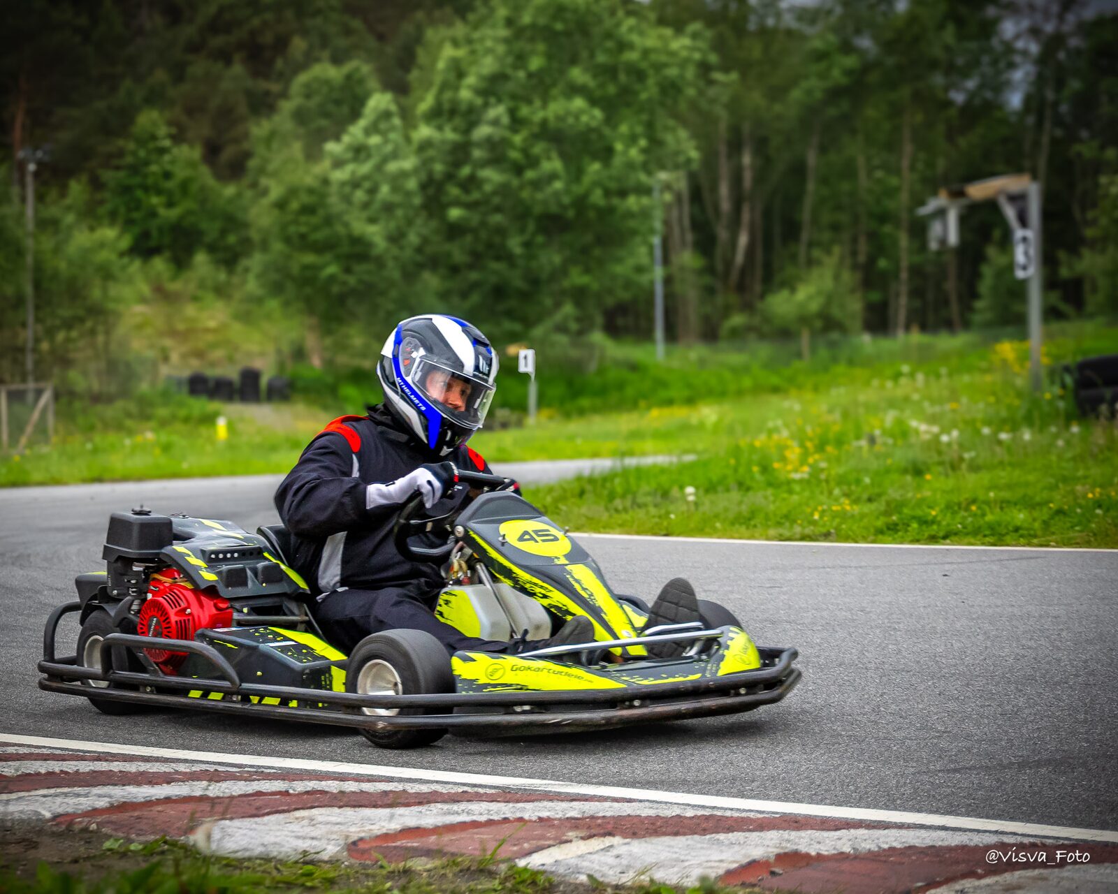 Gokartfører i fart på Ålesund Kart Ring