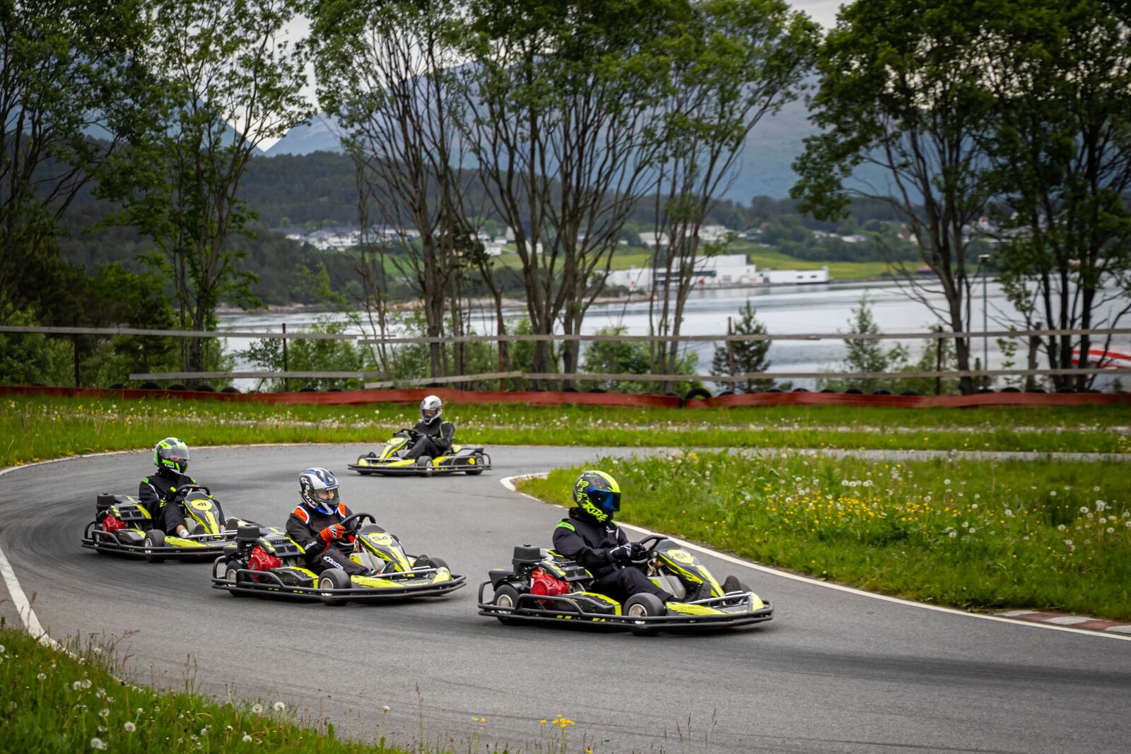 Gokart nr. 56 i fart gjennom svingene på Ålesund Kart Ring